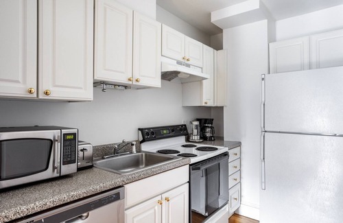 Beacon Hill Apartment | Bright Beacon Hill 2BR with Kitchen, Near Boston Common