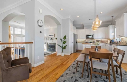 Midtown House | Inviting 3bd/3.5ba Townhouse in Midtown with Spa Access