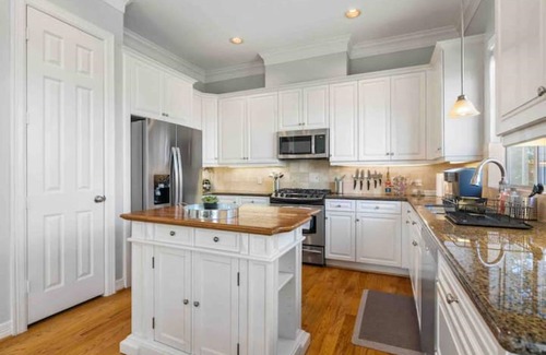 Midtown House | Inviting 3bd/3.5ba Townhouse in Midtown with Spa Access