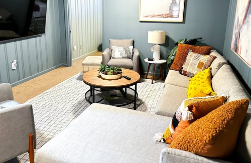 Bon Air House | Bright & Beautiful Louisville Retreat- Whiskey Rose 🌹