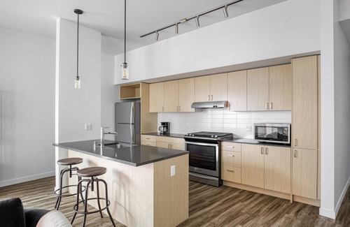 Wilburton Apartment | Modern Bellevue 2BR with BBQ, Gym & Convenient Location