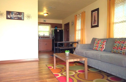 Ensley House | Bright Blue Bungalow: Guest Rated 9.8 with Spa & Breakfast