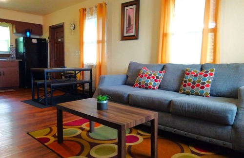 Ensley House | Bright Blue Bungalow: Guest Rated 9.8 with Spa & Breakfast
