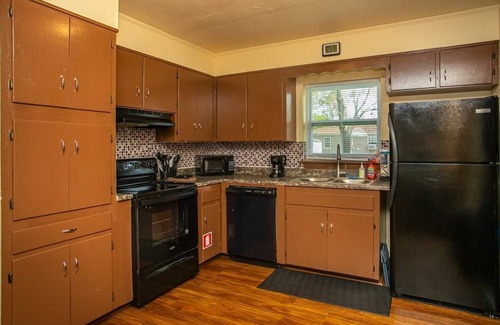 Ensley House | Bright Blue Bungalow: Guest Rated 9.8 with Spa & Breakfast