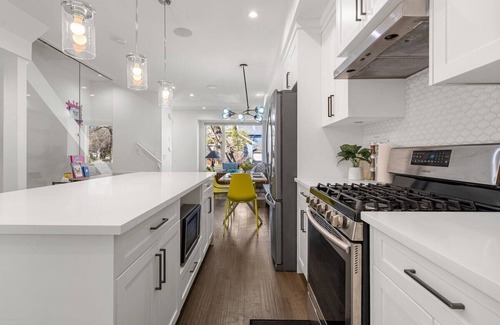 Crescent Heights House | Bright & Bold 4BDRM Modern Retreat - Guest Rated 10/10