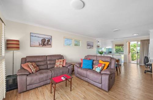 Wooloowin House | Bright & Breezy 2 Bed/2 Bath with Scenic Views Await