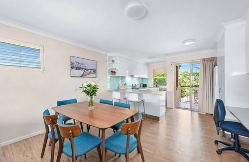 Wooloowin House | Bright & Breezy 2 Bed/2 Bath with Scenic Views Await