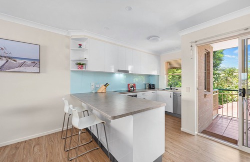 Wooloowin House | Bright & Breezy 2 Bed/2 Bath with Scenic Views Await