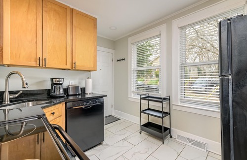 Winston - Salem House | Bright & Breezy Retreat near UNCSA & Downtown - 10/10 Rated