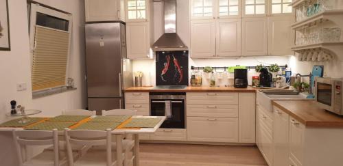 Munchen District Apartment | Comfortable 2-Bedroom Flat by ICM Exhibition Center