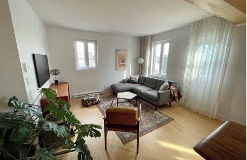 Tetreaultville Condo | Modern and Serene Apartment with Complimentary Breakfast