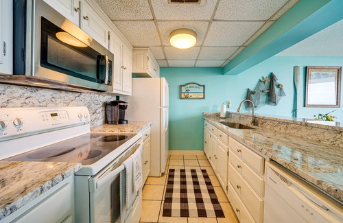 Carolina Beach Condo | Bright Carolina Beach Condo with Pool & Oceanfront Access