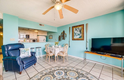 Carolina Beach Condo | Bright Carolina Beach Condo with Pool & Oceanfront Access
