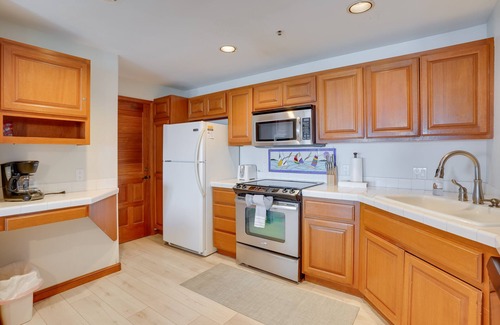 Avalon Condo | Inviting Catalina Island Condo with Ocean Views & Pool