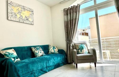 Qawra Apartment | Bright Central Apartment with Indoor Pool & Gym - Guest Rated 9.8