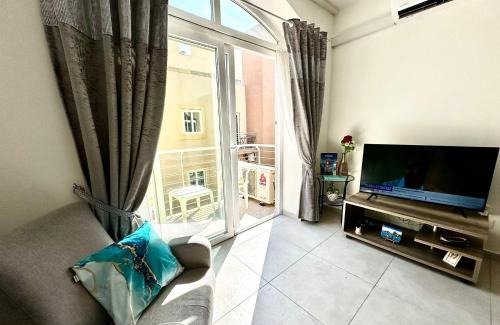 Qawra Apartment | Bright Central Apartment with Indoor Pool & Gym - Guest Rated 9.8