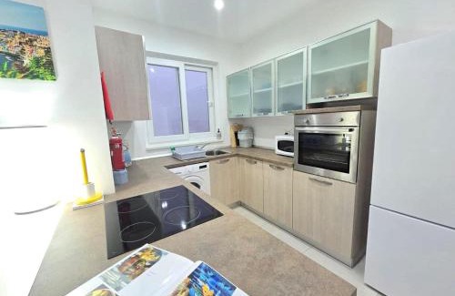 Qawra Apartment | Bright Central Apartment with Indoor Pool & Gym - Guest Rated 9.8
