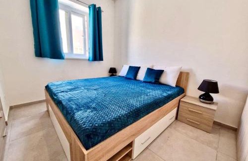 Qawra Apartment | Bright Central Apartment with Indoor Pool & Gym - Guest Rated 9.8