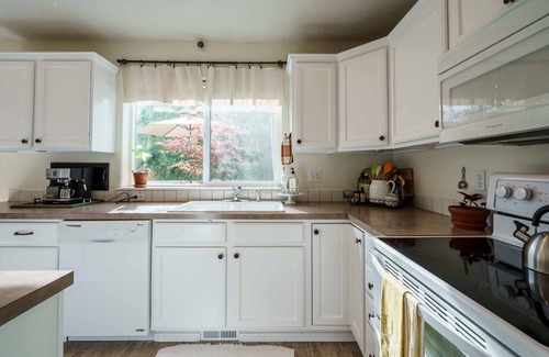 Gresham House | Bright Charming Home Central to Mt. Hood, the Gorge, Hood River and Vineyards