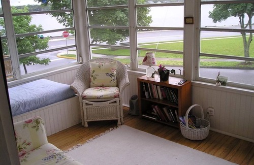 Island Heights Cottage | Bright River-Front Cottage: Guest Rated 10/10 with Spa