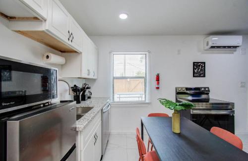 Greater East End Apartment | Bright & Cheerful 2-BD 1-BA Home by Buffalo Bayou