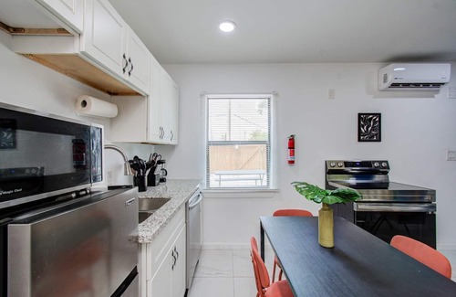 Greater East End Apartment | Bright & Cheerful 2-BD,1-BA Home by Buffalo Bayou