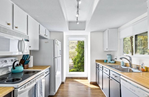 Palm Springs Condo | Bright & colorful condo w/mountain views 2bd/2ba