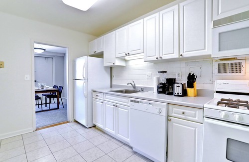 Crystal City Apartment | Charming Apartment with Spectacular Crystal City Views