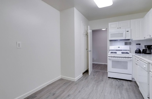Crystal City Apartment | Charming Apartment with Spectacular Crystal City Views