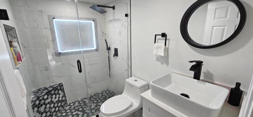 Tamarac House | Cozy Private Room with Pool Access & 9.6/10 Guest Rating