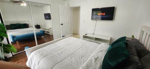 Tamarac House | Cozy Private Room with Pool Access & 9.6/10 Guest Rating
