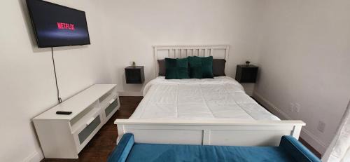 Tamarac House | Cozy Private Room with Pool Access & 9.6/10 Guest Rating
