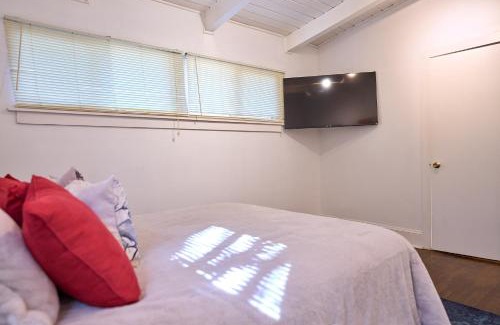 Buford Highway House | Renovated Retreat at Haven in Brookhaven - 4-Star Comfort