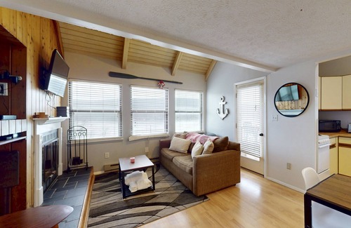 Thayerville Condo | Inviting Condo with Deep Creek Lake Views and Fireplace