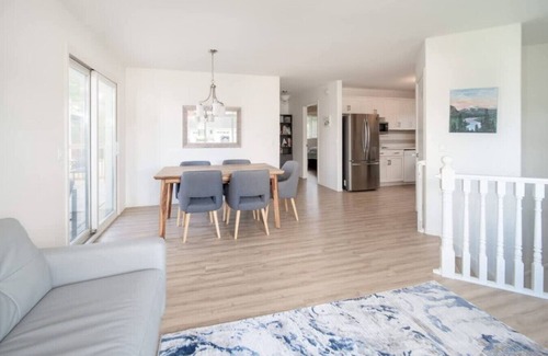Steinbach House | Bright & Convenient b/w 2 Parks