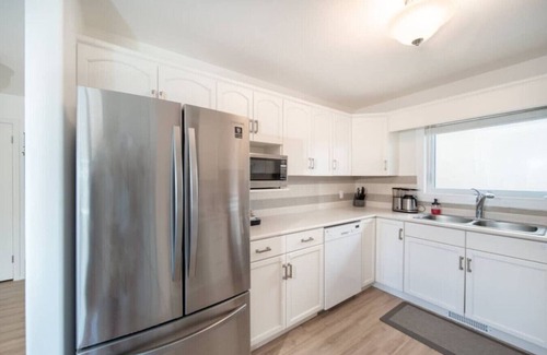 Steinbach House | Bright & Convenient b/w 2 Parks