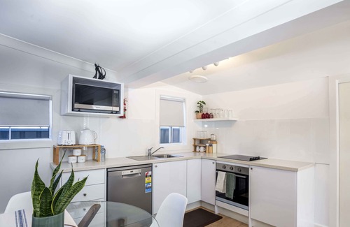 Orange Cottage | Charming Cottage: Ocean View, Free Wi-Fi & Family-Friendly