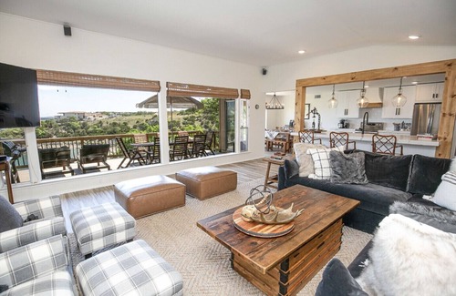 Lakeway House | Bright Cove Bungalow: Waterfront Retreat on Lake Travis