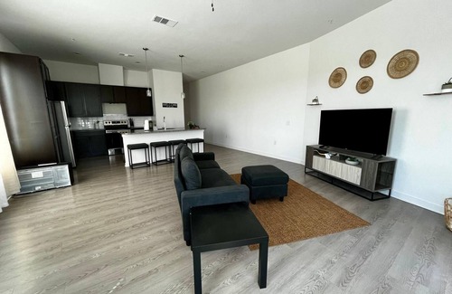 Leander Apartment | Modern 1BR Apartment with Kitchen & Breakfast Included