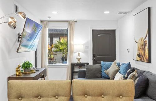 South Central Houston Apartment | Bright & Cozy 2BR Near Downtown NRG & Fast Wi-Fi