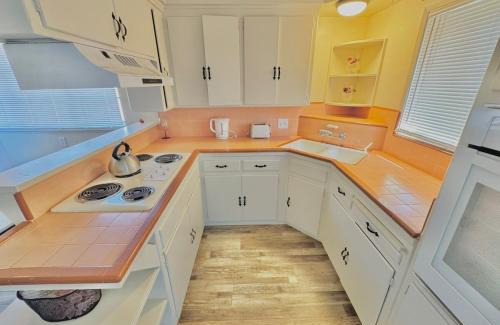 Oleander - Sunset Apartment | Bright & Cozy Modern Space Near Downtown
