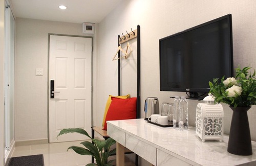 Ratchadaphisek Apartment | Bright Double Room Near MRT-Huai Khwang with Breakfast