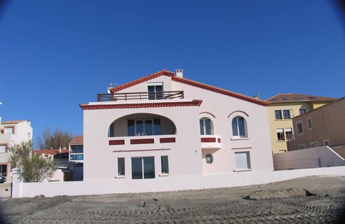 Palavas-les-Flots Villa | Unforgettable Beachside Duplex with Pool and Garden Access