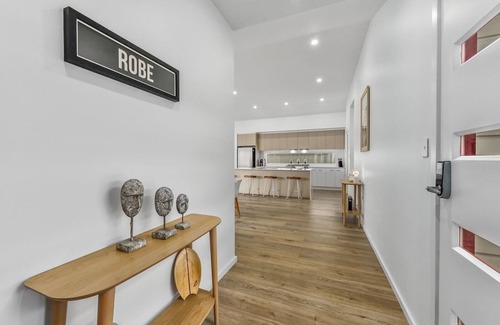 Waterhouse House | Bright Retreat - Pet Friendly Stay at Cobb n Co Way, Robe