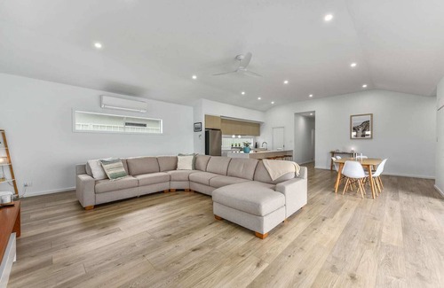 Waterhouse House | Bright Retreat - Pet Friendly Stay at Cobb n Co Way, Robe