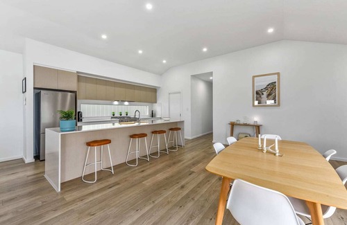 Waterhouse House | Bright Retreat - Pet Friendly Stay at Cobb n Co Way, Robe