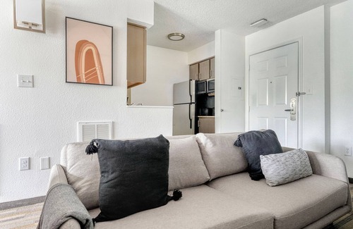 Gateway Apartment | Bright Gateway Studio: Pool, Gym & Near Shopping by Blueground