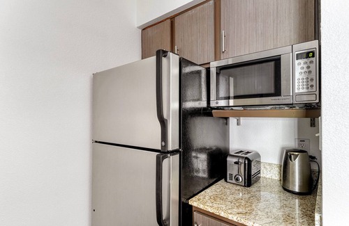 Gateway Apartment | Bright Gateway Studio: Pool, Gym & Near Shopping by Blueground