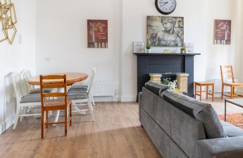 West End Apartment | Inviting 2BD Flat in Central Edinburgh - Family-Friendly Stay