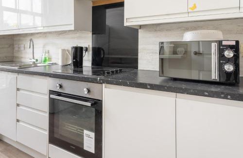 West End Apartment | Inviting 2BD Flat in Central Edinburgh - Family-Friendly Stay